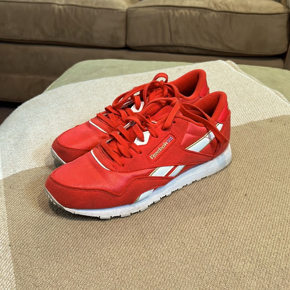 Classic Reebok sneaker (size 8)